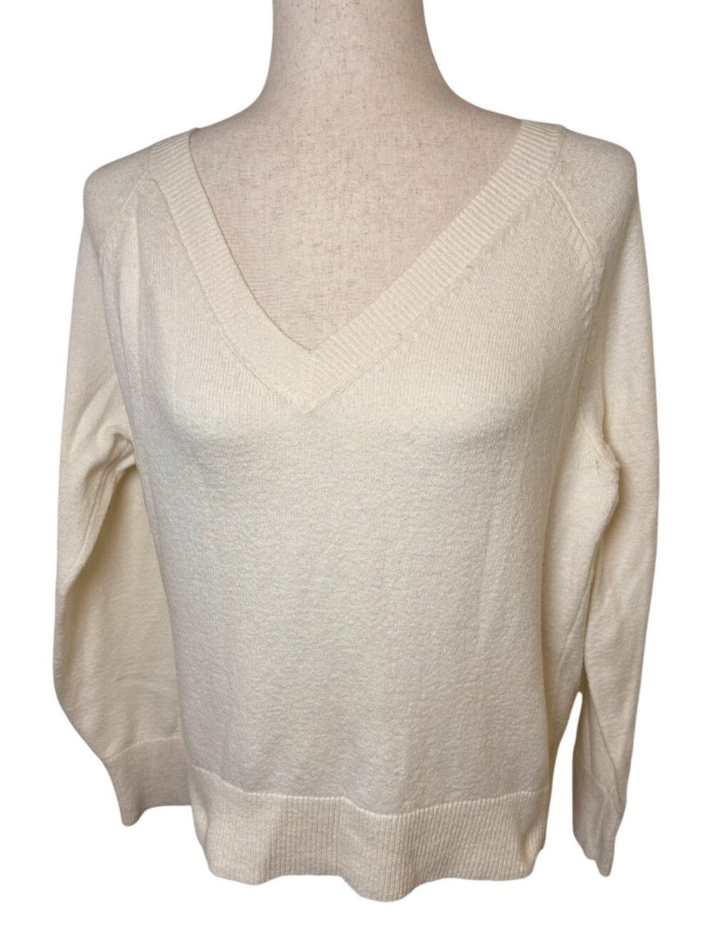 Old Navy SoSoft Creme de la Creme V-Neck Long Sleeve Sweater Small